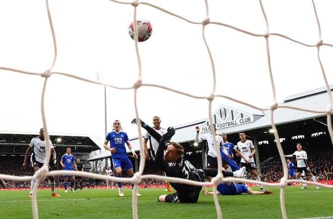 Premier League -Daniel Iversen og Leicester skudt i sænk af Fulham i målfest
