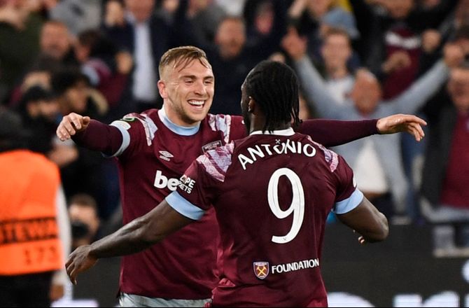 Premier League -Stor hyldest: Varmer op i Antonio-trøjer 