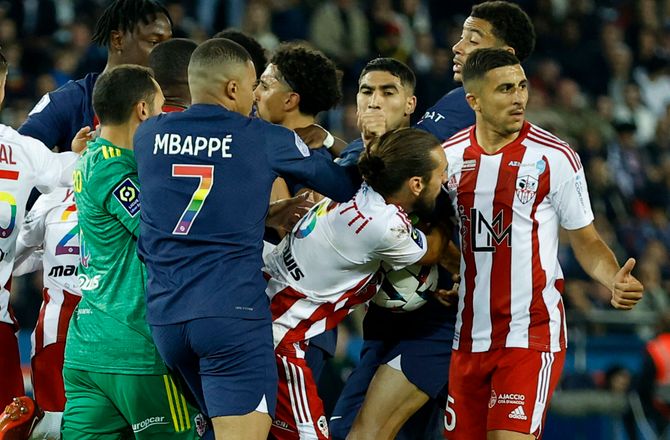 Ligue 1 -Vanvittigt Mbappé-mål og Hakimi-rødt da PSG storsejrede