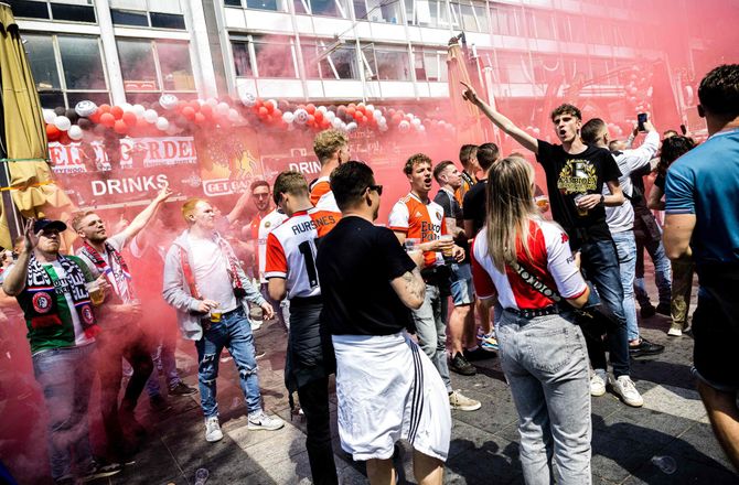Æresdivisionen -Hold da op! Feyenoord-fans med 550 meter langt banner