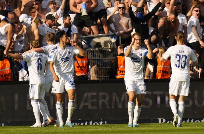 3F Superliga -Amputeret FCK-hold overtog førstepladsen efter højdramatisk derby