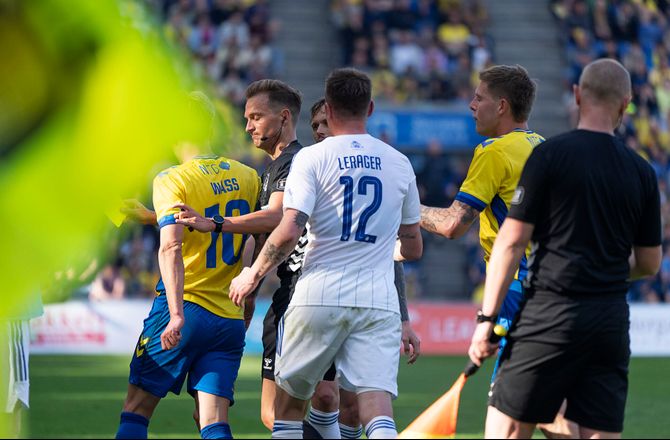 3F Superliga -Wass undskylder til Jelert efter svinestreg: Kommer til at se grim ud