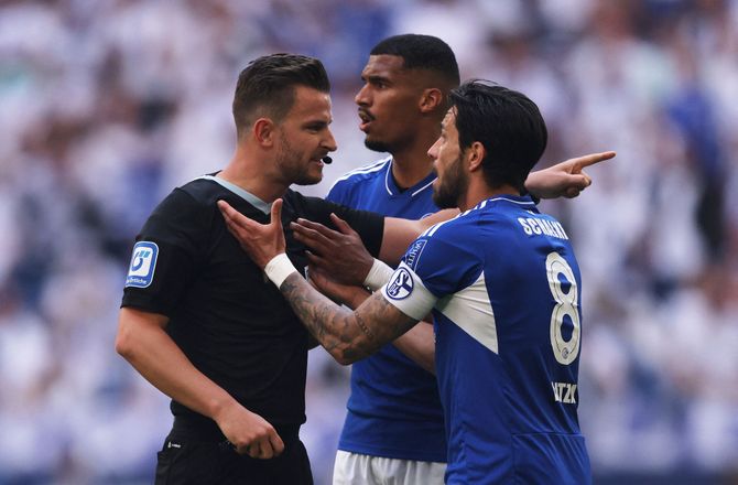 2. Bundesliga -Latza stopper som Schalke-anfører
