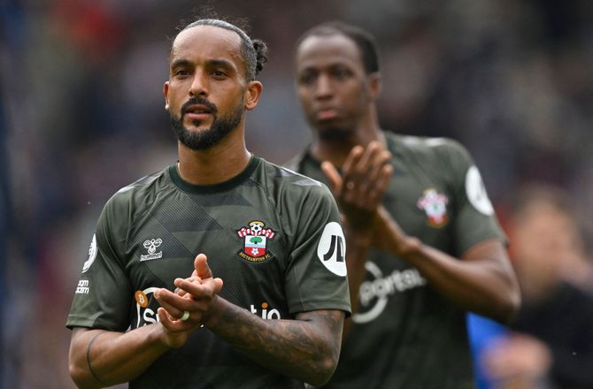 Premier League -Theo Walcott takker af i Southampton: Vil spille videre