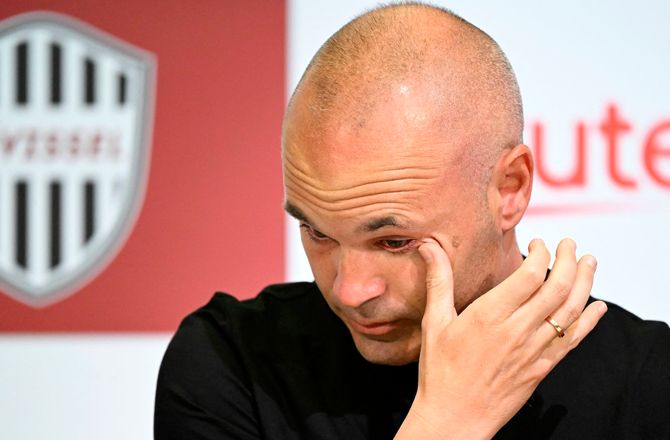 International -Medie: Iniesta stopper karrieren