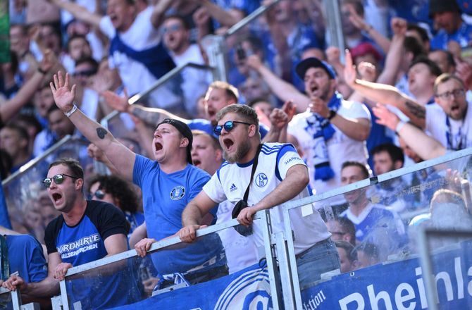 Træningskampe -Tusindvis af Schalke-fans tog til træningskamp i Irland