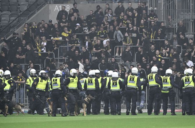 Allsvenskan -Svensk politi måtte storme banen i Djurgården efter kæmpe kaos