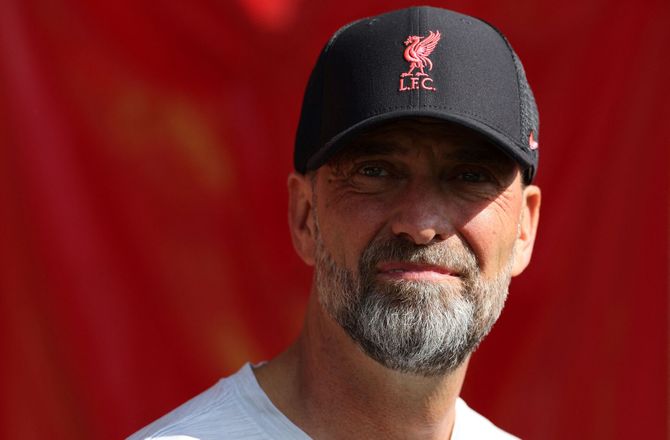League 2 -Liverpool sender målmand på græs i Crewe