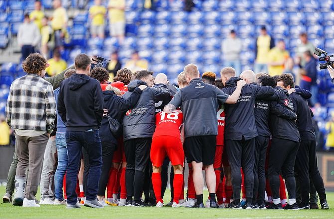 3F Superliga -FCN-træner samlede spillerne i klynge: Jeg er pissehamrende stolt