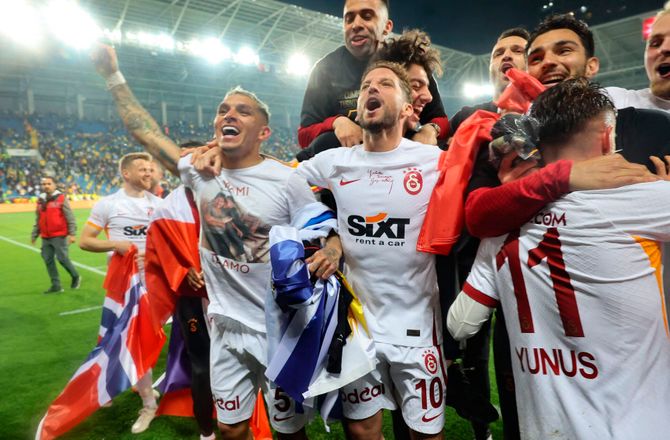 SüperLig -Mertens tager et år mere med 22 millioner i løn