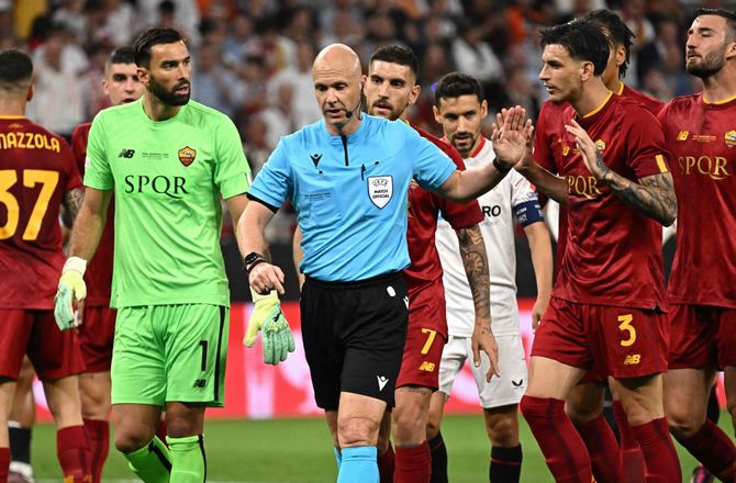 Europa League -Anthony Taylor angrebet af Roma-fans: Værste jeg har oplevet 