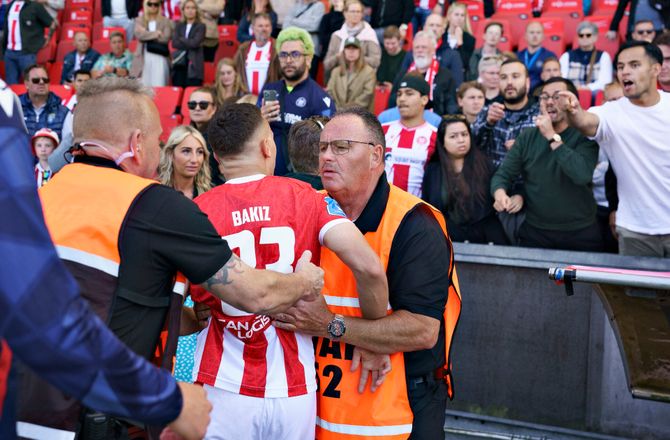 3F Superliga -Bakiz i klammeri med vred tilskuer: Min familie blev skubbet til