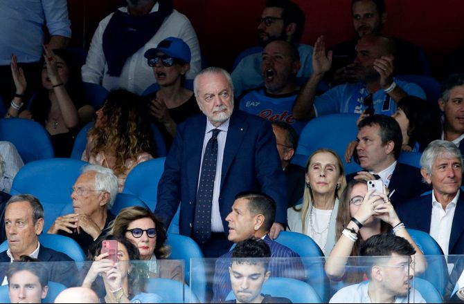 Serie A -Napoli-præsident risikerer retssag efter fusk med Osimhen-handel