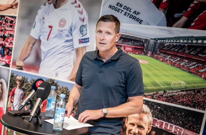 3F Superliga -Peter Møller er ked af AaB-nedrykning: Deres strategi har vaklet