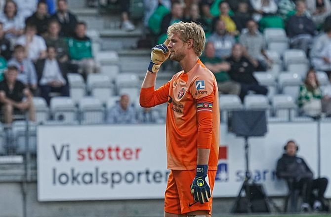 3F Superliga -Lössl vendte sig mod fans efter kast med kanonslag: Jeg er ikke soldat