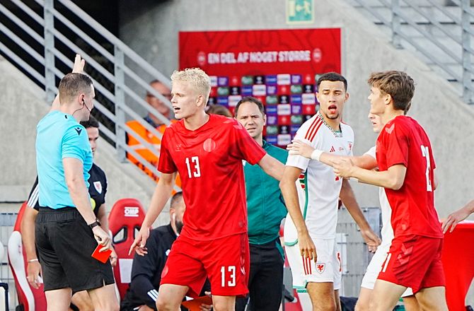 EM U21 -Stort dansk drama! U21-landsholdet kæmpede sig til point trods to røde kort