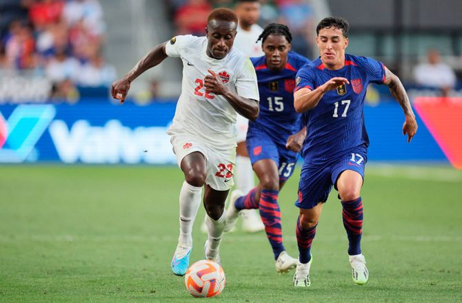 CONCACAF Gold Cup -Video: Linjedommer fik bold i hovedet efter et minut og måtte udgå