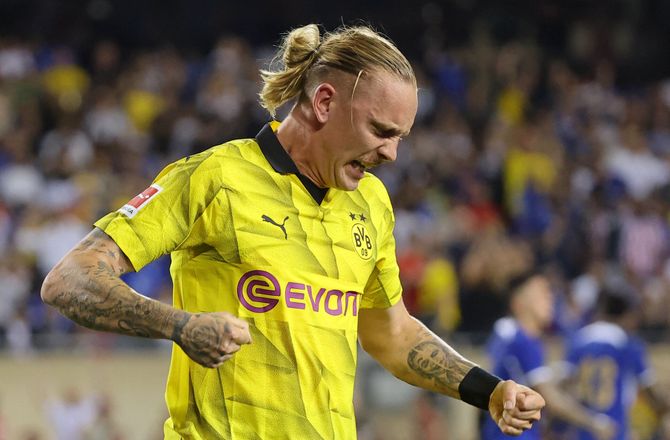 Bundesliga -Dortmund tager afsked med back-duo