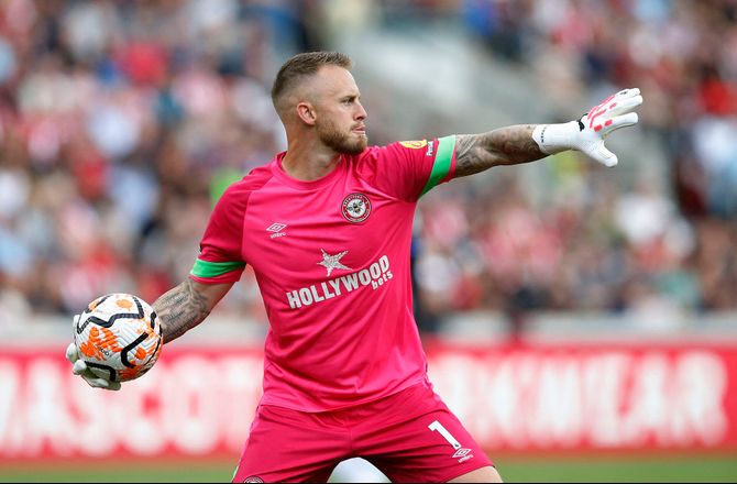 EM -Koeman har besluttet sig: Brentford-keeper står mod Grækenland