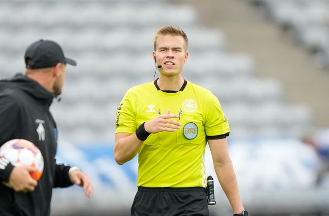 3F Superliga -Dommer forklarer valg om intet Lyngby-straffe efter VAR-tjek 