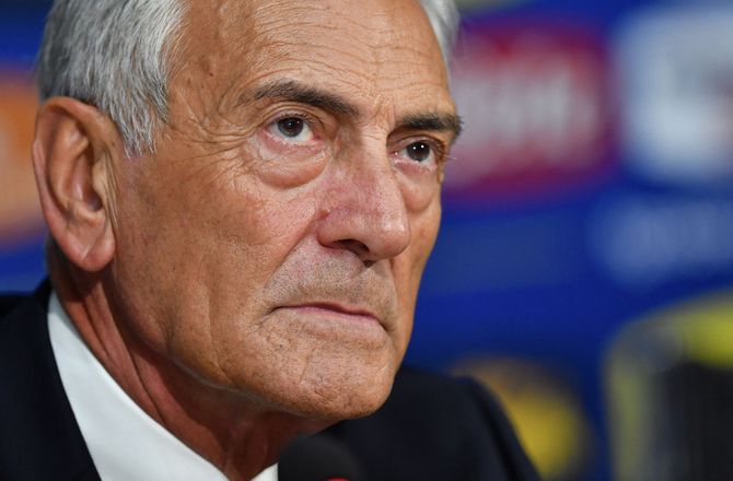 VM kval. UEFA -Officielt: Italiensk fodboldpræsident trækker sig