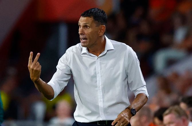 1. Division -Gus Poyet stopper efter historisk The Double