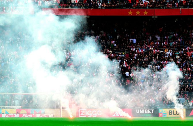 Æresdivisionen -Skandaløse scener: Ajax og Feyenoord afbrudt efter pyro