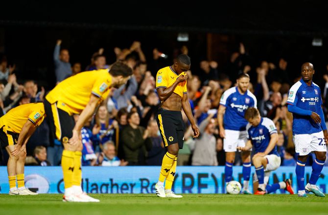 Carabao Cup -To PL-mandskaber i cup-exit mod lavere rangerede hold - Bruun Larsen scorede