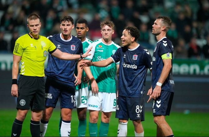 3F Superliga -Dommer svarer på AGF-kritik: Helt efter forskrifterne 