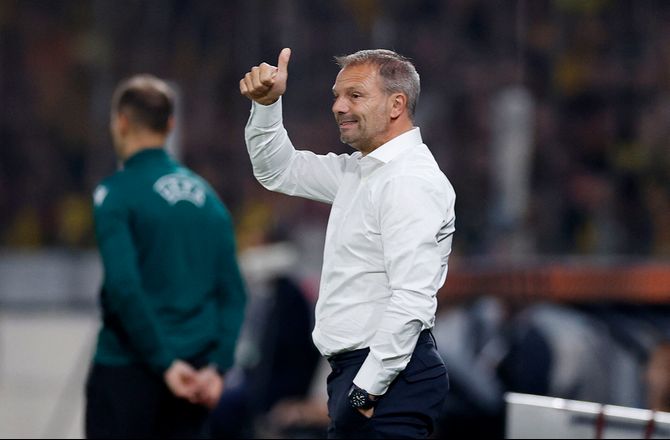 Æresdivisionen -Bekræftet: Ajax fyrer Maurice Steijn