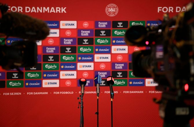 International -DBU vil have Belarus smidt ud - men det vil UEFA ikke