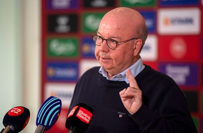 Danmark -DBU opfordrer UEFA-boss til at fortsætte