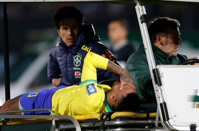VM kval. CONMEBOL -Neymar måtte bæres fra banen i brasiliansk nederlag