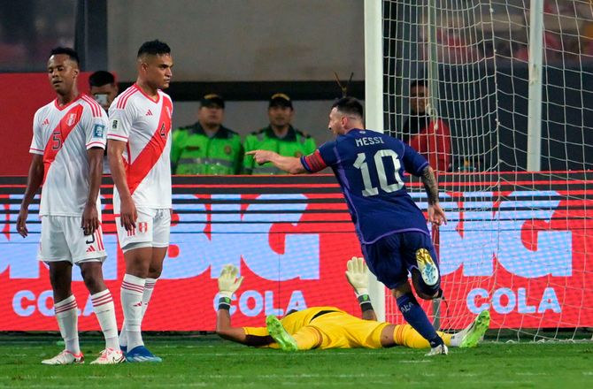 VM kval. UEFA -Vilde Messi sænkede Sonne-løse Peru