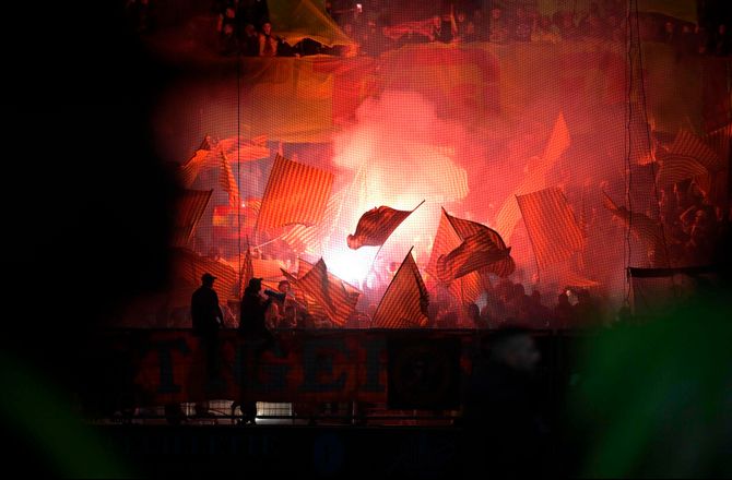 CL -Grimme scener i Lens: Politi affyrede tåregas mod hooligans