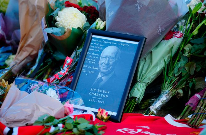 Premier League -Premier League mindes Sir Bobby Charlton på alle stadions 
