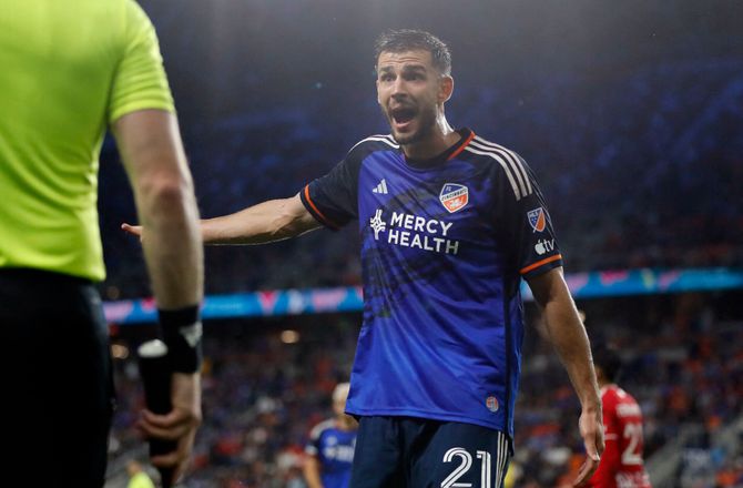 Major League Soccer -Aggressiv i dommer-omklædning: MLS-stjerne får stor straf