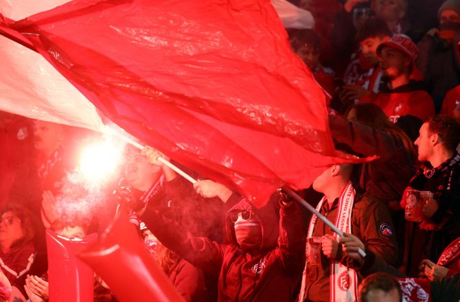 Bundesliga -Sindssyge scener: Vanvidscomeback holder liv i Köln