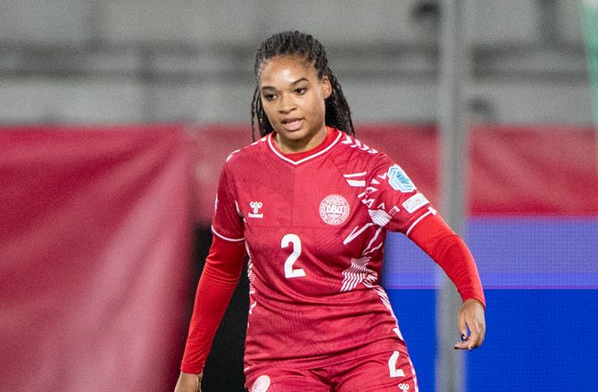 Danmark (k) -Roser dansker trods stor fejl: Hun er ekstrem og modig