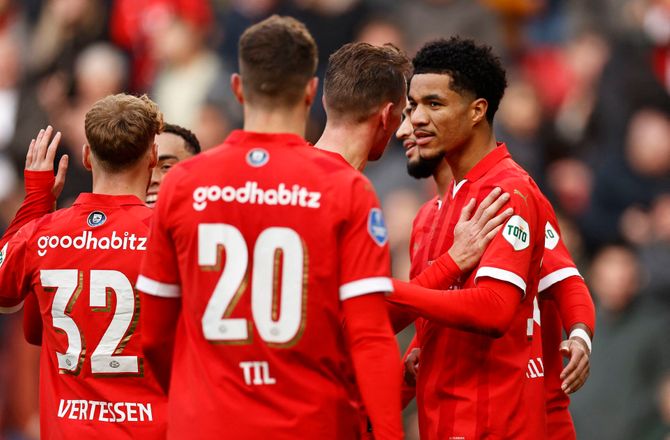 Æresdivisionen -13 ligasejre i 13 kampe: PSV moste Twente