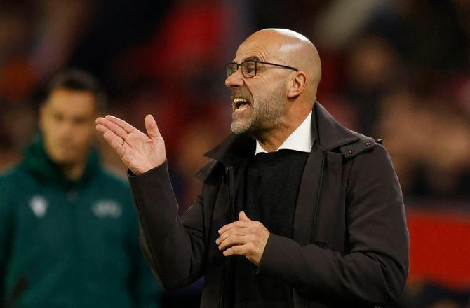 Æresdivisionen -PSV forlænger med succestræneren Bosz