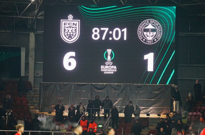 ECL -Vilde scener: Vred Fenerbahce-spiller ville have fat i fan
