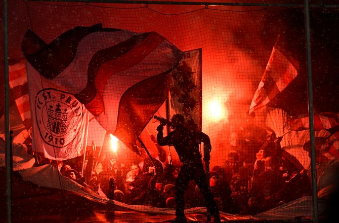 2. Bundesliga -Se her - HSV-keeper med absurd bommert mod St. Pauli