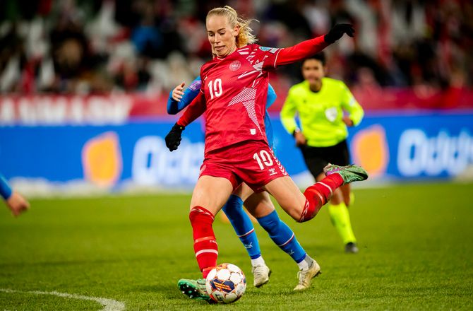 Danmark (k) -Amalie Vangsgaard er årets kvindelige fodboldspiller