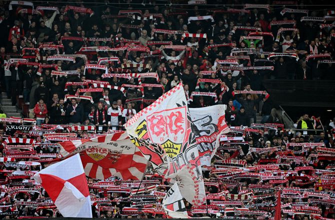 Bundesliga -Banner spærrer nødudgang og forhaler Bundesliga-brag: Se det her