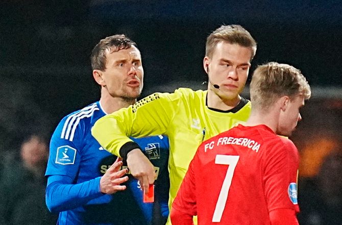 Oddset Pokalen -Dommer fastholder: Bjelland løftede benet