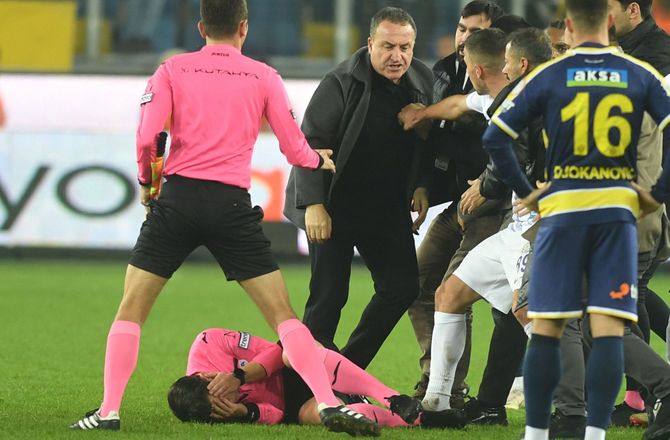 SüperLig -Tyrkisk dommer nægter at tilgive overfald