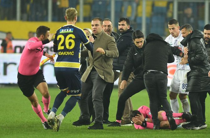 SüperLig -Skandaløse scener: Tyrkisk dommer slået ned af klubpræsident