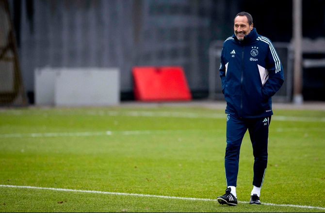 Æresdivisionen -Sjette Ajax-træner i 2023: Assistent vikarierer for bortrejst cheftræner
