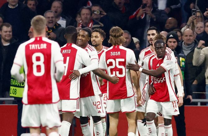 Æresdivisionen -Medie: Ajax degraderer fire spillere
